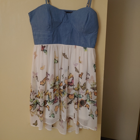 Suzy Shier size L - Picture 1 of 2